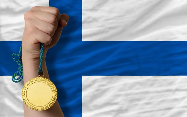 Medalha de ouro pelo desporto e bandeira nacional da Finlândia — Fotografia de Stock