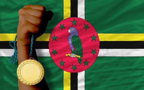 Medalla de oro por deporte y bandera nacional de dominica — Foto de Stock