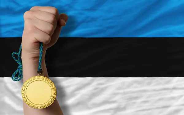 Medalla de oro para el deporte y la bandera nacional de estonia —  Fotos de Stock