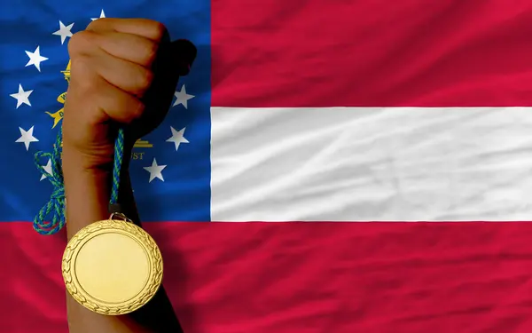 Золотая медаль за спорт и флаг американского штата Джорджия — стоковое фото