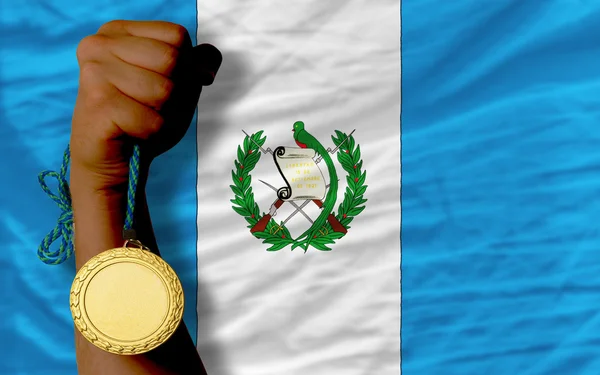 Medalha de ouro por esporte e bandeira nacional de guatemala — Fotografia de Stock
