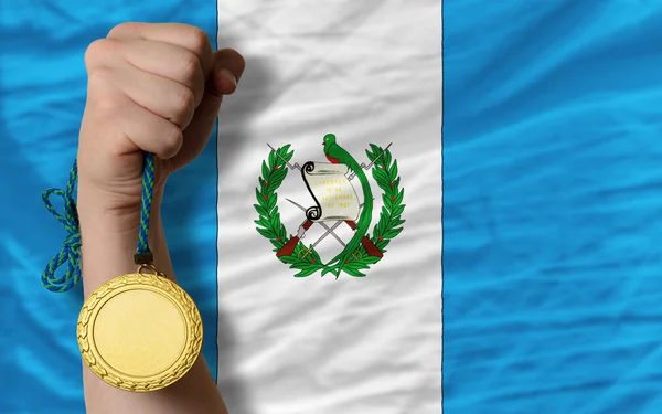Zlatá medaile pro sport a státní vlajka Guatemaly — Stock fotografie