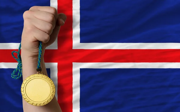 Золотая медаль за спорт и национальный флаг Исландии — стоковое фото
