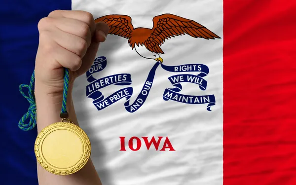 Medalha de ouro por esporte e bandeira do estado americano de iowa — Fotografia de Stock