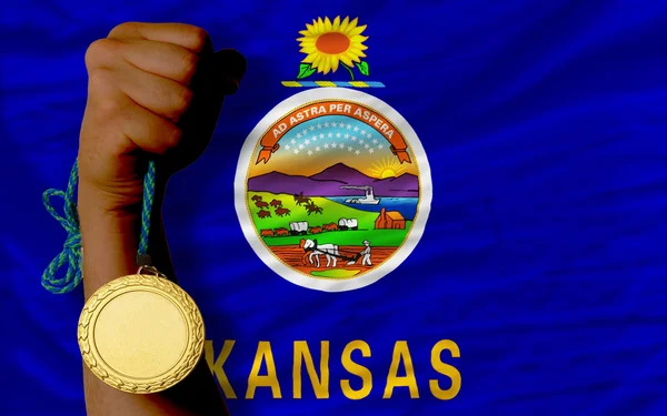 Medalla de oro por deporte y bandera del estado americano de Kansas — Foto de Stock