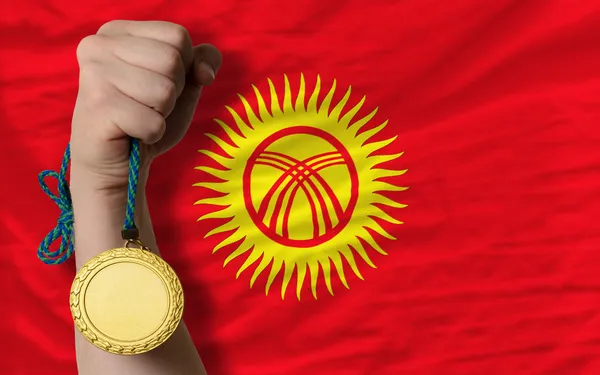 Medaglia d'oro per lo sport e bandiera nazionale del Kirghizistan — Foto Stock