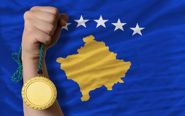 Medalha de ouro para esporte e bandeira nacional de kosovo — Fotografia de Stock