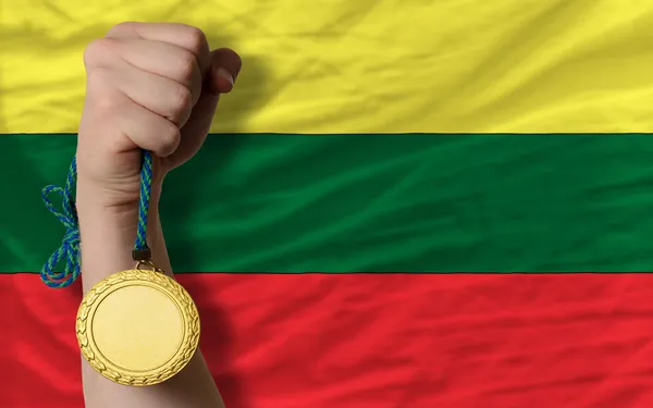 Médaille d'or pour le sport et drapeau national de la lithuanie — Photo