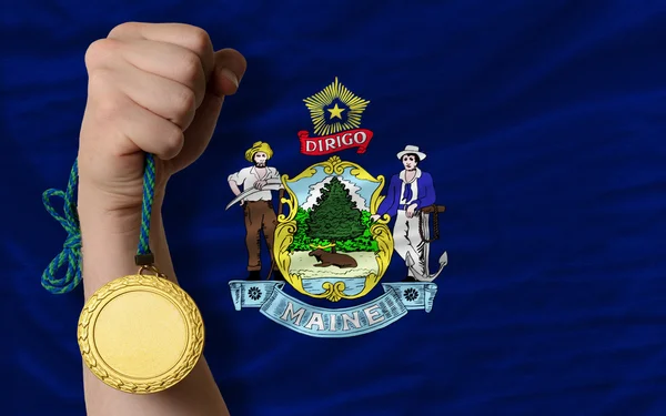 Medalla de oro para el deporte y la bandera del estado americano de maine — Foto de Stock
