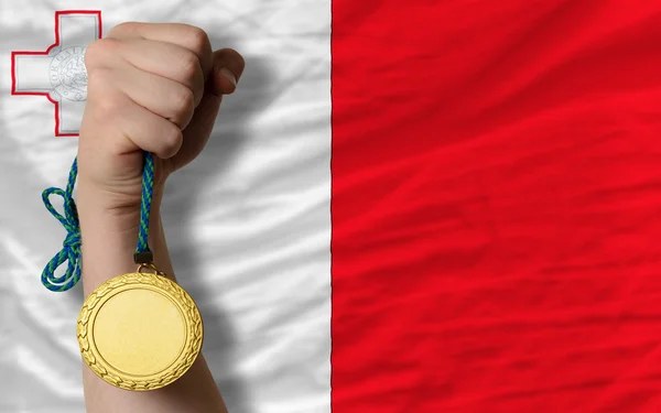 Medalla de oro para el deporte y la bandera nacional de malta — Foto de Stock