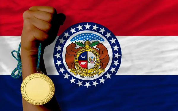 Medalha de ouro por esporte e bandeira do estado americano de missouri — Fotografia de Stock