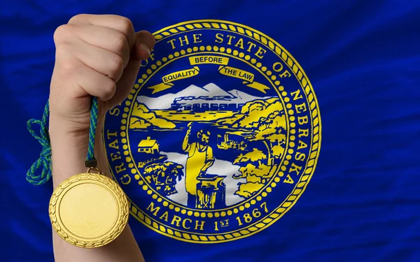 Medalla de oro por deporte y bandera del estado americano de Nebraska — Foto de Stock