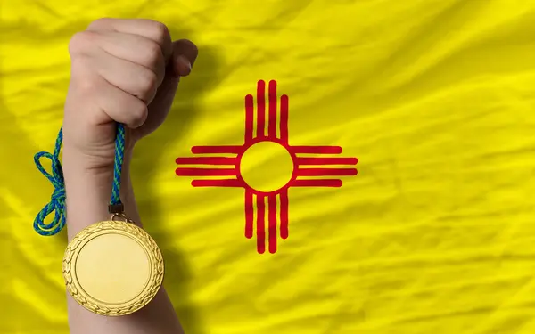 Medalla de oro por deporte y bandera del estado americano de Nuevo México — Foto de Stock