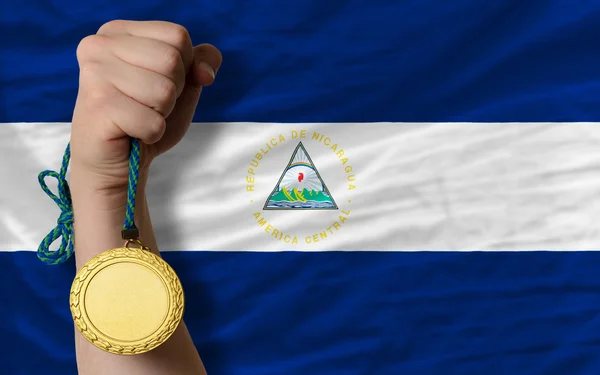 Guldmedalj för idrott samt nationella flagga nicaragua — Stockfoto