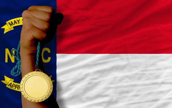 Altın madalya için spor ve Kuzey caroli Amerikan Devleti'nin bayrağı — Stok fotoğraf