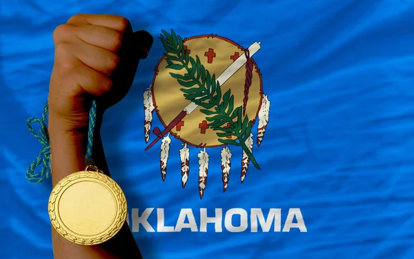 Золотая медаль за спорт и флаг американского штата Оклахома — стоковое фото