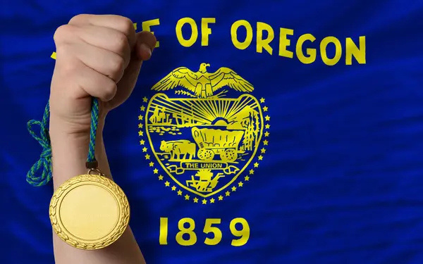 Zlatá medaile pro sport a vlajka amerického státu oregon — Stock fotografie