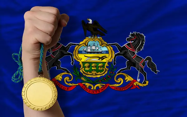 Zlatá medaile pro sport a vlajka amerického státu Pensylvánie — Stock fotografie