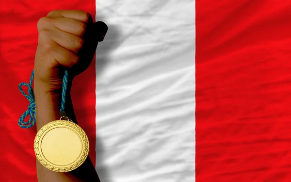 Zlatá medaile pro sport a státní vlajka Peru — Stock fotografie