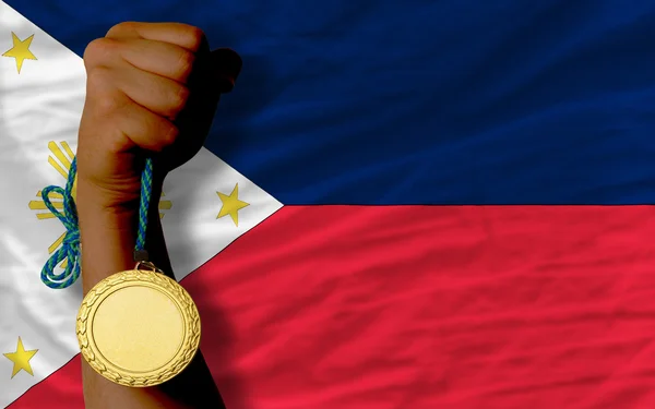 Medalha de ouro por desporto e bandeira nacional de filipinas — Fotografia de Stock