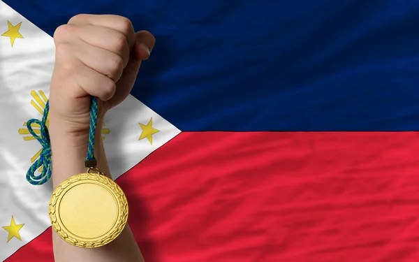 Medalha de ouro por desporto e bandeira nacional de filipinas — Fotografia de Stock