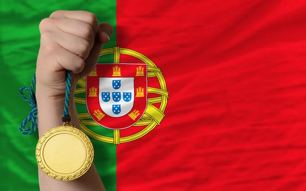 Zlatá medaile pro sport a Portugalská národní vlajka — Stock fotografie