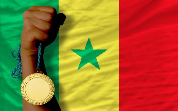 Gouden medaille voor sport en nationale vlag van senegal — Stockfoto