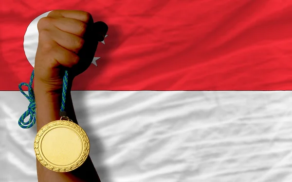Arany érmet a sport és a szingapúri nemzeti zászlaja — Stock Fotó