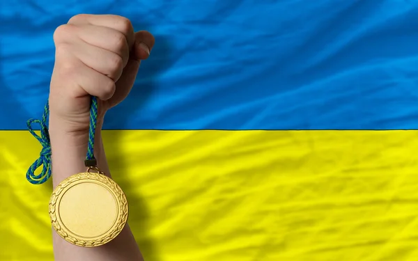 Médaille d'or pour le sport et drapeau national de l'ukraine — Photo