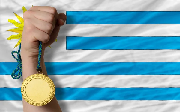 Medalha de ouro pelo desporto e bandeira nacional do uruguai — Fotografia de Stock