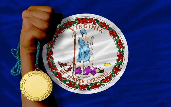 Zlatá medaile pro sport a vlajka amerického státu Virginie — Stock fotografie