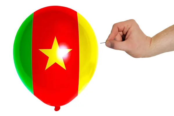 Sprack ballongen färgade i nationella flagga Kamerun — Stockfoto