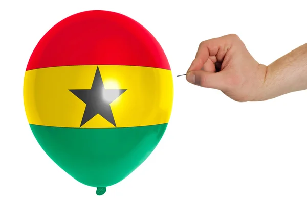 Palloncino scoppiare colorato nella bandiera nazionale del ghana — Foto Stock