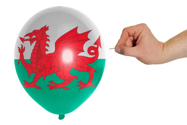 Palloncino scoppiettante colorato in bandiera nazionale di wales — Foto Stock