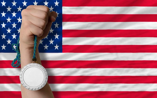 Серебряная медаль за спорт и национальный флаг Америки — стоковое фото