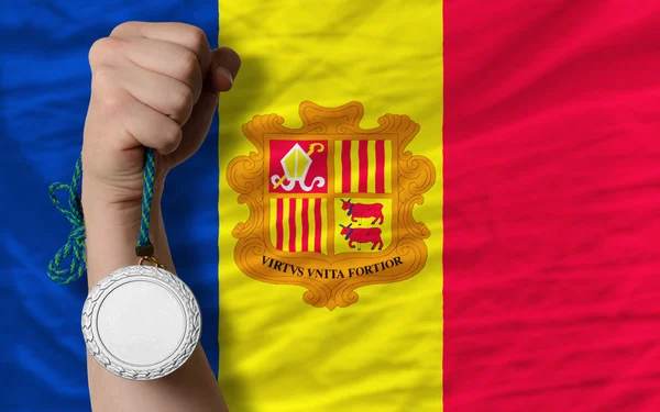 Серебряная медаль за спорт и национальный флаг андорры — стоковое фото