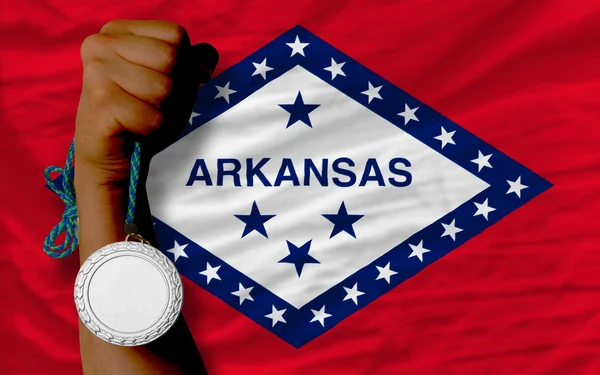 Серебряная медаль за спорт и флаг американского штата Арканзас — стоковое фото