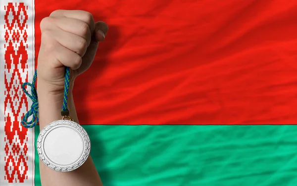 Medaglia d'argento per lo sport e bandiera nazionale della Bielorussia — Foto Stock