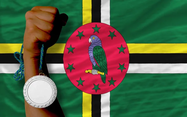 Medalla de plata por deporte y bandera nacional de dominica — Foto de Stock