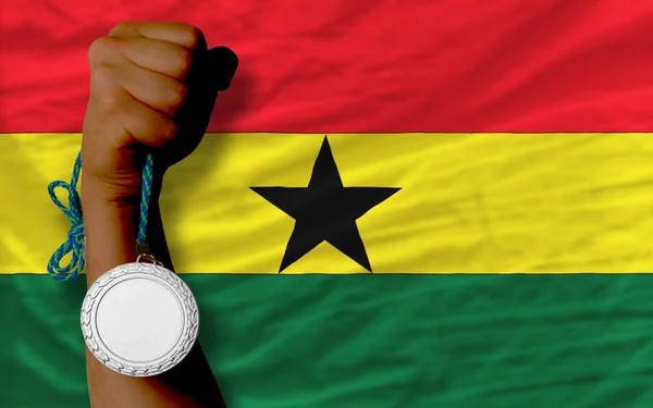 Zilveren medaille voor sport en nationale vlag van ghana — Stockfoto