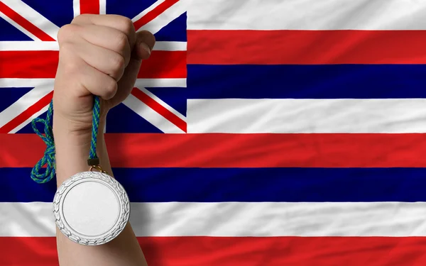 Серебряная медаль за спорт и флаг американского штата Гавайи — стоковое фото