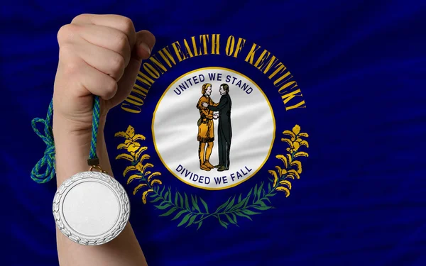 Medalha de prata por esporte e bandeira do estado americano de kentucky — Fotografia de Stock