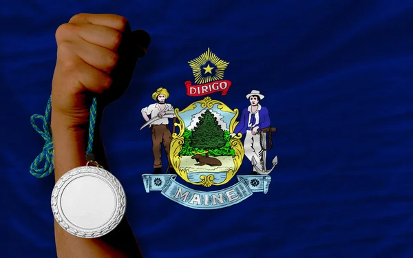 Medalla de plata para el deporte y la bandera del estado americano de maine — Foto de Stock