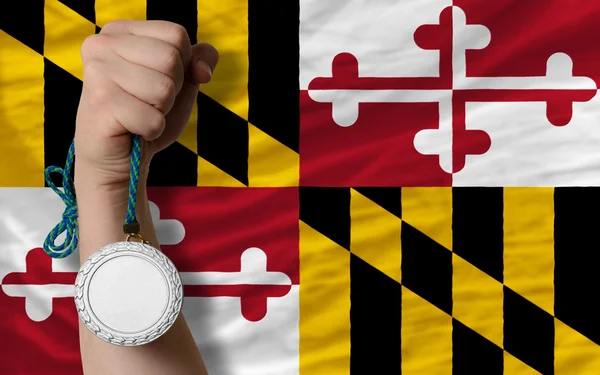 Medalha de prata por esporte e bandeira do estado americano de maryland — Fotografia de Stock