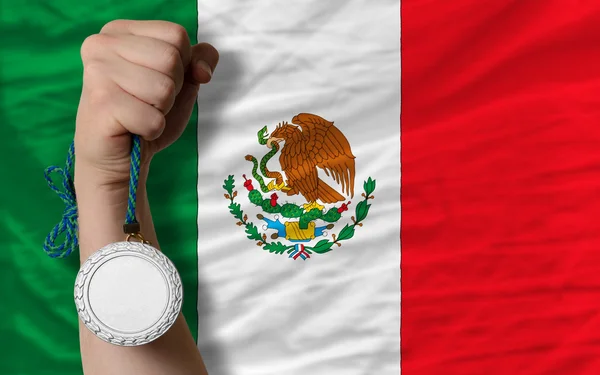 Серебряная медаль за спорт и национальный флаг Мексики — стоковое фото