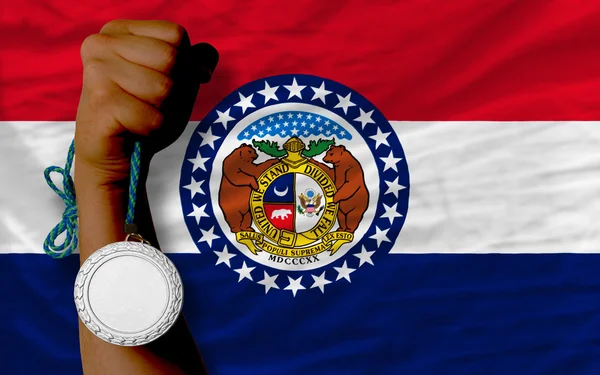 Medalla de plata para el deporte y la bandera del estado americano de Missouri —  Fotos de Stock