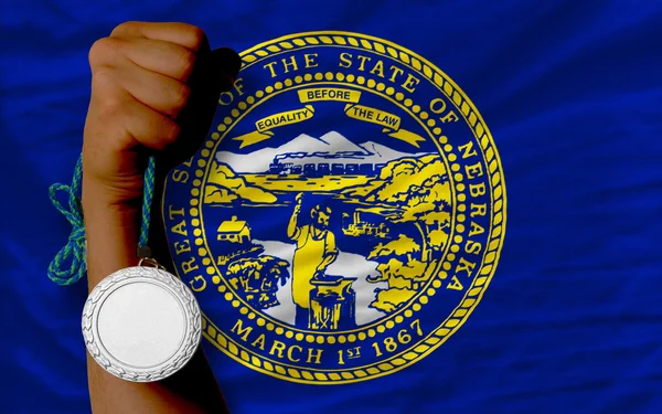 Medalla de plata por deporte y bandera del estado americano de Nebraska —  Fotos de Stock