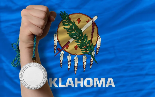 Medalla de plata por deporte y bandera del estado americano de Oklahoma — Foto de Stock
