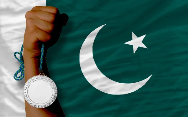 Medaglia d'argento per lo sport e bandiera nazionale del Pakistan — Foto Stock