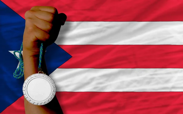 Médaille d'argent pour le sport et drapeau national de puertorico — Photo